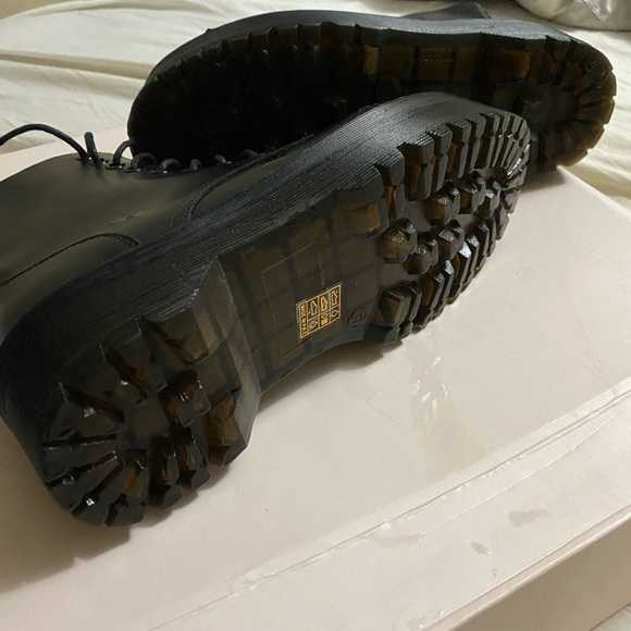 Ankle boots new with box …. Like u have dr martens shoes ,good sole - Picture 4 of 6
